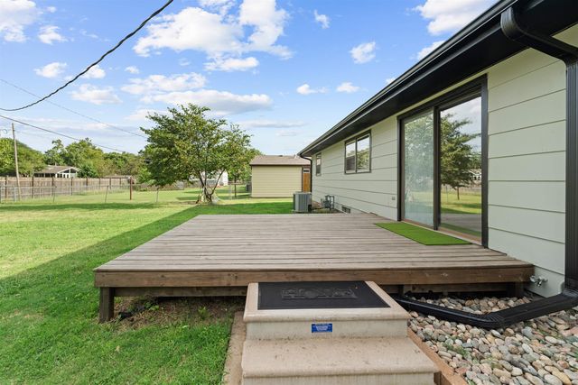 2037 Roach St, Salina, KS 67401