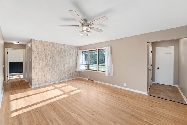 2037 Roach St, Salina, KS 67401