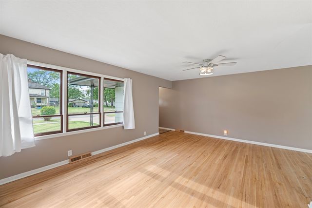 2037 Roach St, Salina, KS 67401