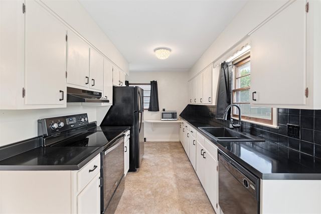 2037 Roach St, Salina, KS 67401