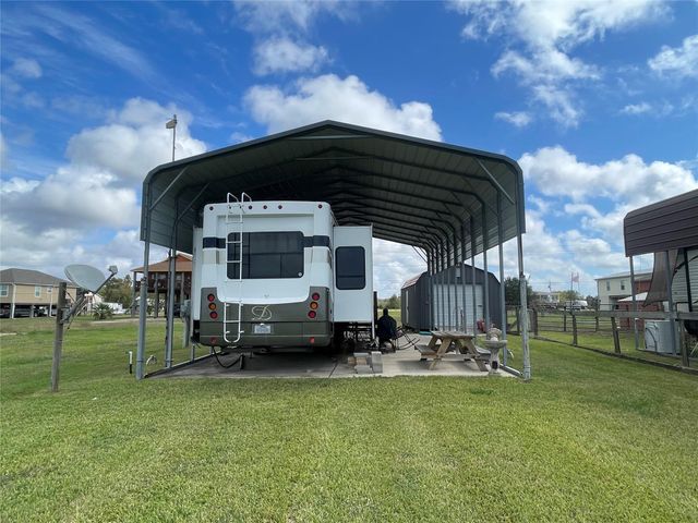 000 Jackson, Oak Island, TX 77514