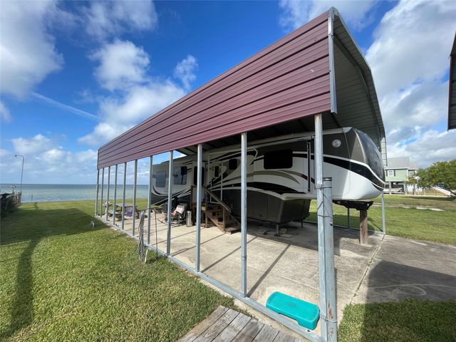 000 Jackson, Oak Island, TX 77514