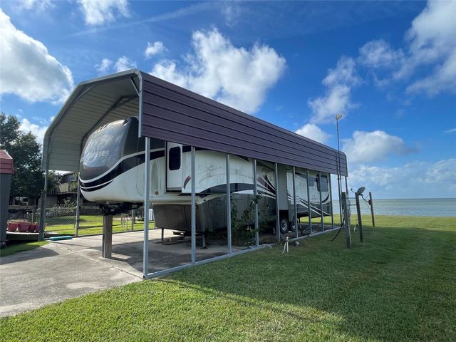 000 Jackson, Oak Island, TX 77514