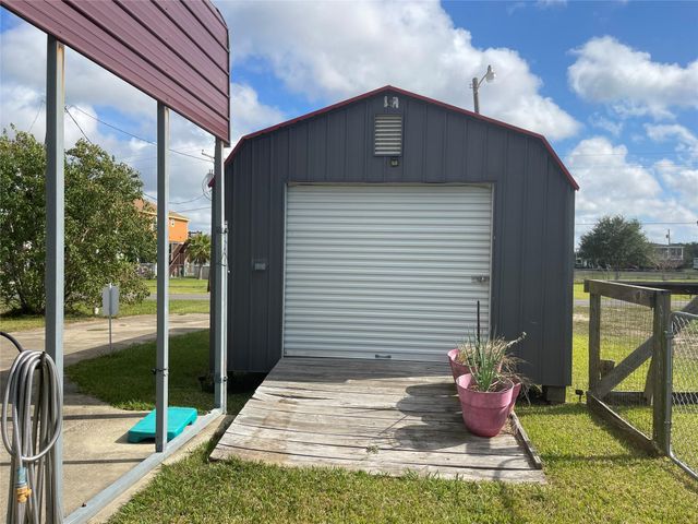 000 Jackson, Oak Island, TX 77514