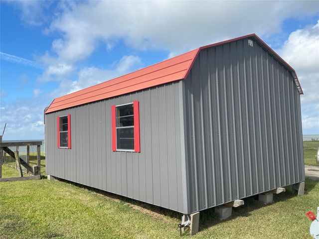 000 Jackson, Oak Island, TX 77514