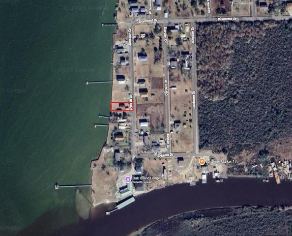 000 Jackson, Oak Island, TX 77514