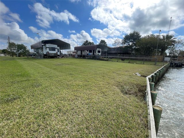 000 Jackson, Oak Island, TX 77514