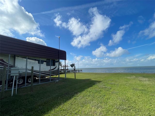 000 Jackson, Oak Island, TX 77514