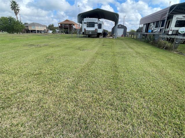 000 Jackson, Oak Island, TX 77514