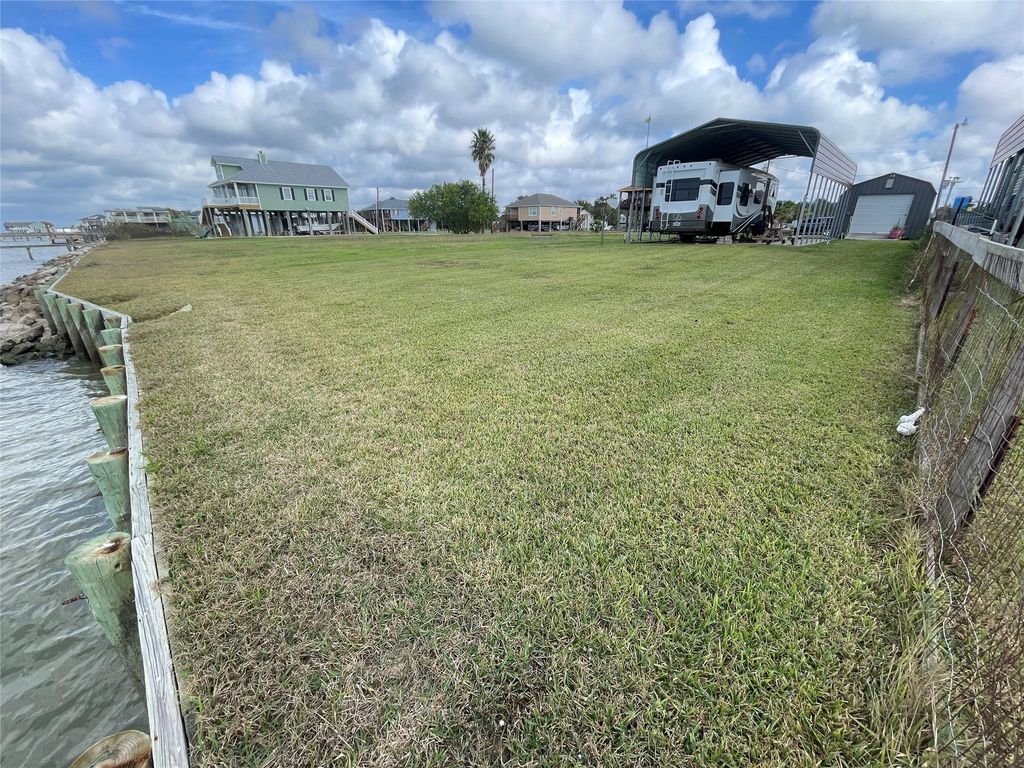 000 Jackson, Oak Island, TX 77514