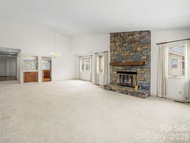 605 Red Oak Drive, Hendersonville, NC 28791