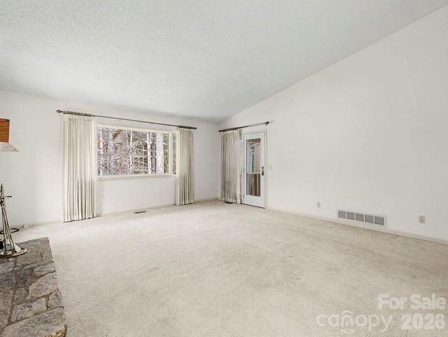 605 Red Oak Drive, Hendersonville, NC 28791