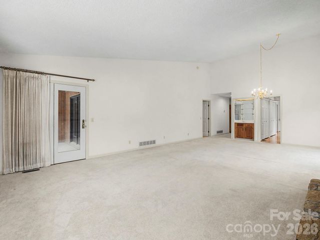 605 Red Oak Drive, Hendersonville, NC 28791