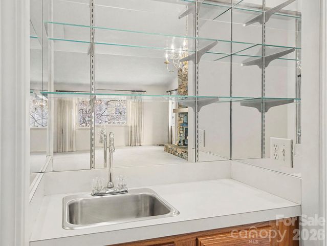 605 Red Oak Drive, Hendersonville, NC 28791