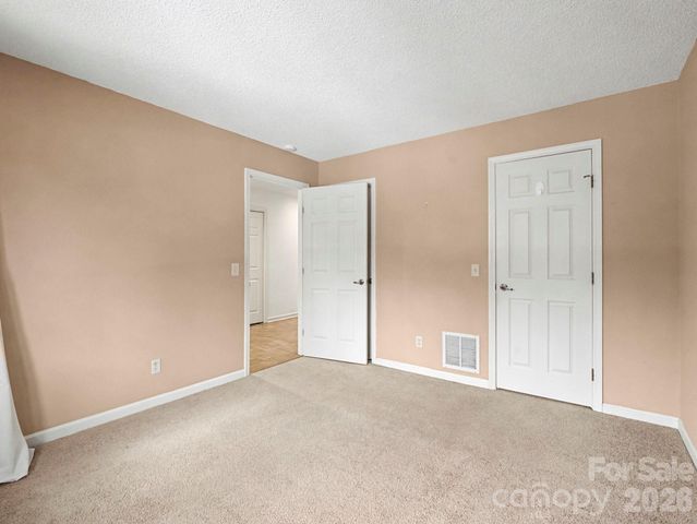 605 Red Oak Drive, Hendersonville, NC 28791