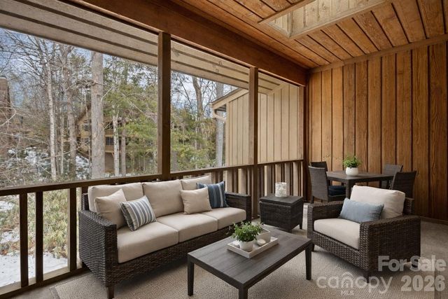 605 Red Oak Drive, Hendersonville, NC 28791