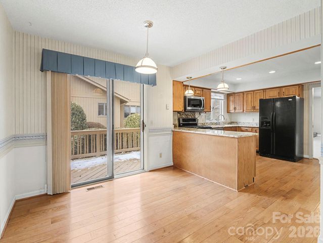 605 Red Oak Drive, Hendersonville, NC 28791