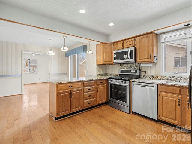 605 Red Oak Drive, Hendersonville, NC 28791