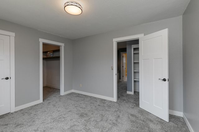 1315 S Oak Run Place, Springfield, MO 65809