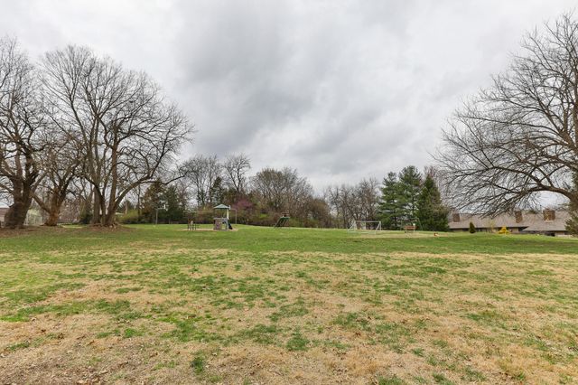 1315 S Oak Run Place, Springfield, MO 65809