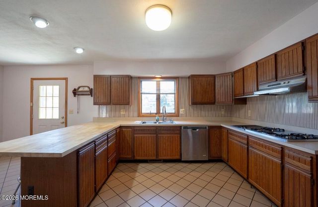 519 Ilexberry Lane, Toms River, NJ 08753