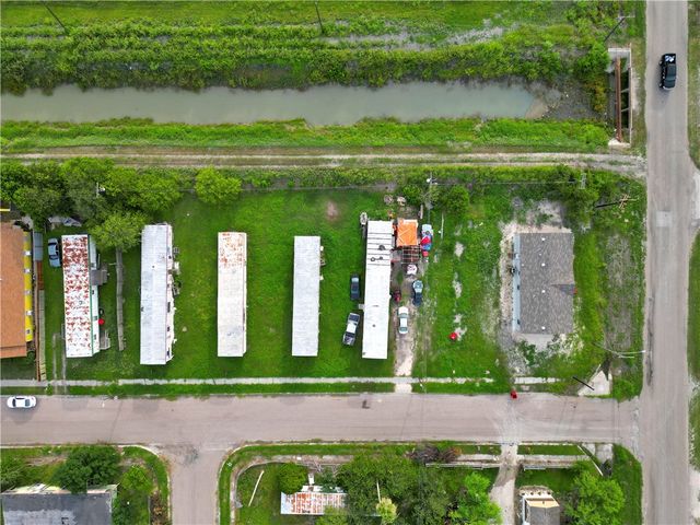 1009 John Wayne Dr, Robstown, TX 78380