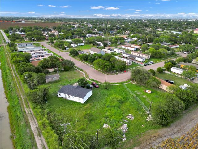 1009 John Wayne Dr, Robstown, TX 78380
