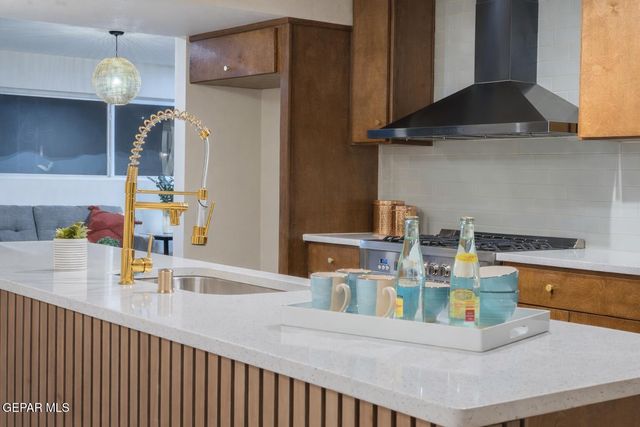 3405 VOLCANIC Avenue, El Paso, TX 79904