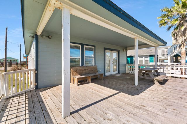 1635 Sandpebble Place, Surfside Beach, TX 77541