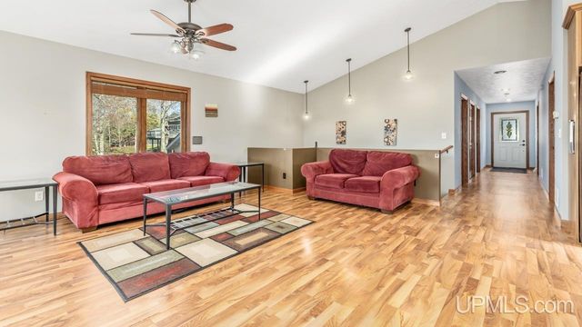 7011 G.75 Lane, Escanaba, MI 49829