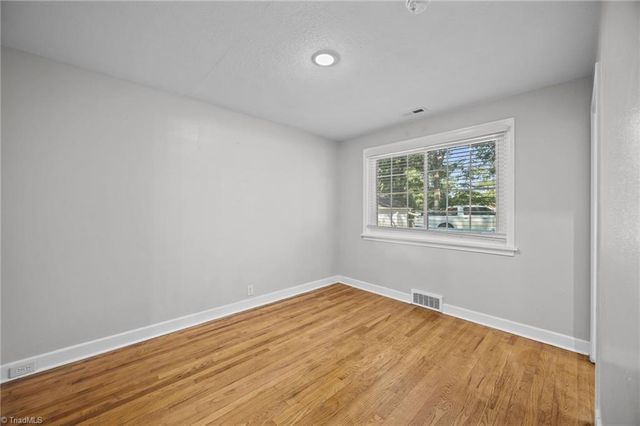 940 N Peace Haven Road, Winston-salem, NC 27104