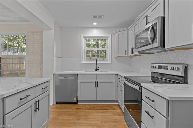 940 N Peace Haven Road, Winston-salem, NC 27104