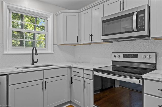 940 N Peace Haven Road, Winston-salem, NC 27104