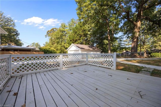 940 N Peace Haven Road, Winston-salem, NC 27104