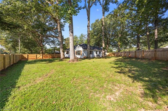 940 N Peace Haven Road, Winston-salem, NC 27104