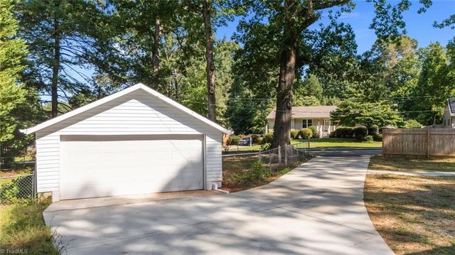940 N Peace Haven Road, Winston-salem, NC 27104