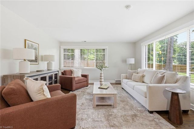 940 N Peace Haven Road, Winston-salem, NC 27104