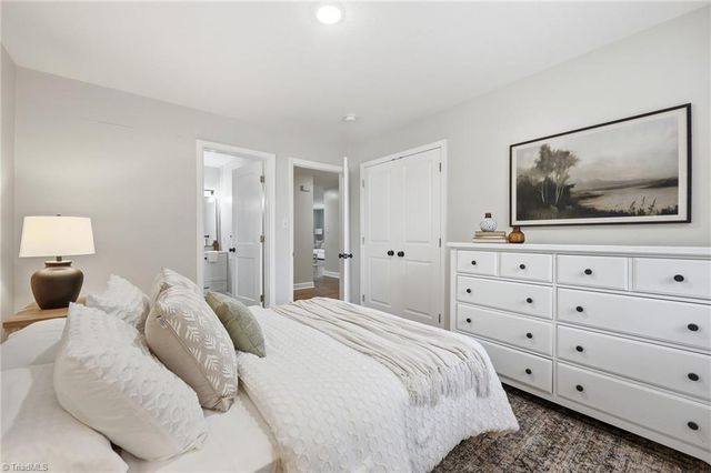 940 N Peace Haven Road, Winston-salem, NC 27104