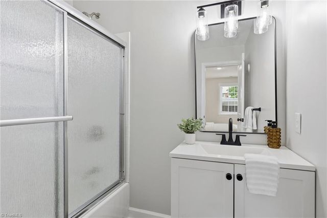 940 N Peace Haven Road, Winston-salem, NC 27104