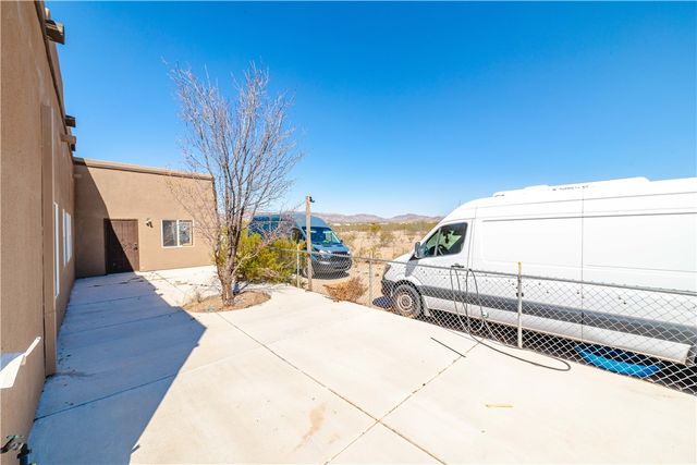 3904 N Egar Road, Golden Valley, AZ 86413