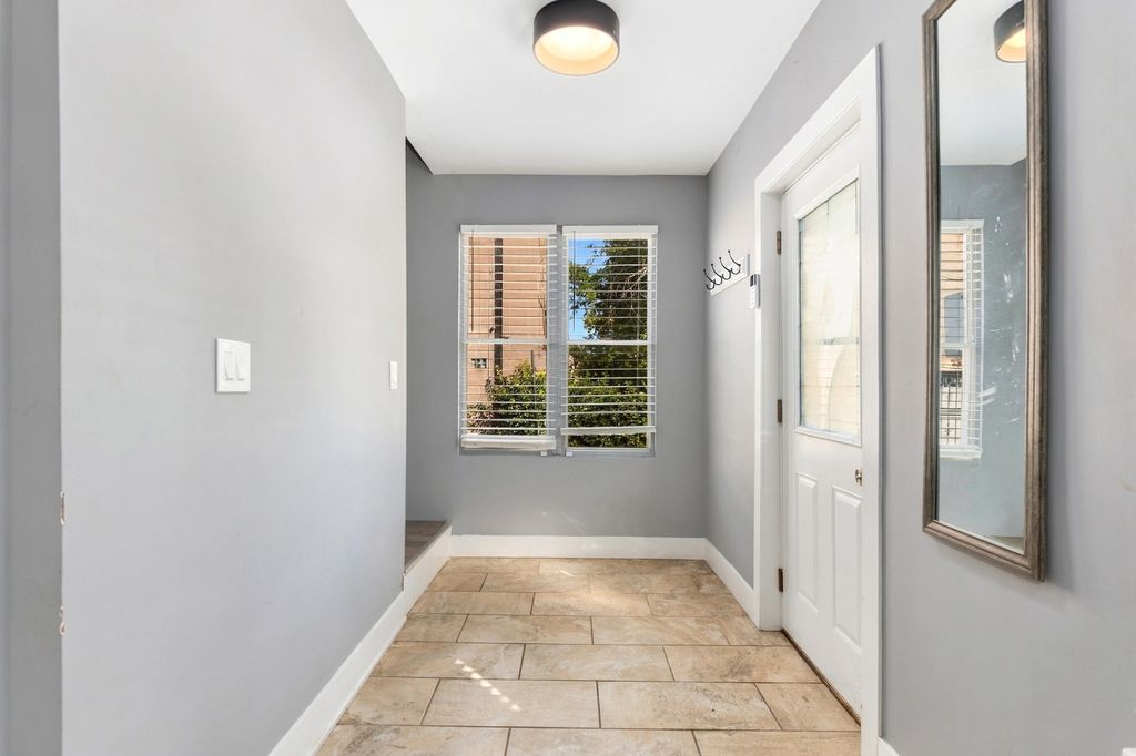 6562 N Damen Avenue, Chicago, IL 60645 — photo 2
