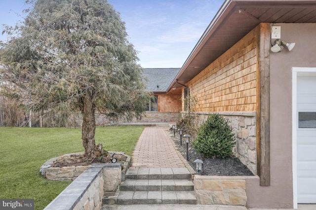 9 SCHOOLHOUSE WAY, Hedgesville, WV 25427