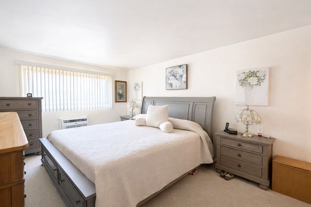 1320B Lore Lane 110, Lombard, IL 60148