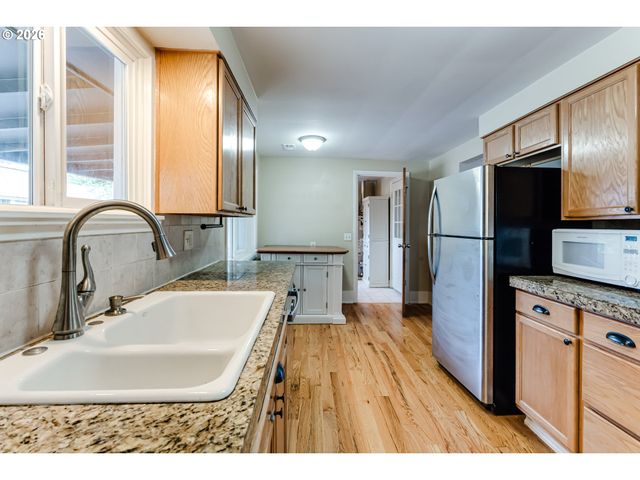 1255 E 24TH Ave, Eugene, OR 97403