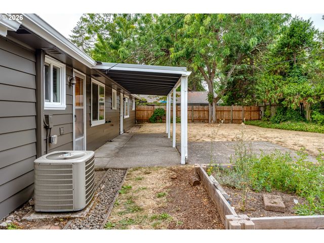 1255 E 24TH Ave, Eugene, OR 97403