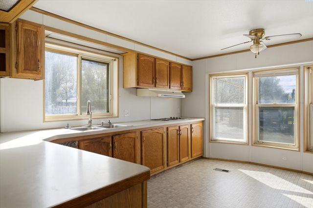 8 W Entiat Place, Kennewick, WA 99336