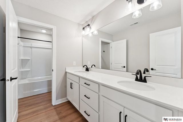 11302 Portage Circle, Papillion, NE 68046