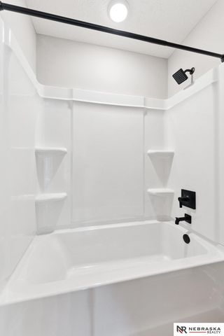 11302 Portage Circle, Papillion, NE 68046