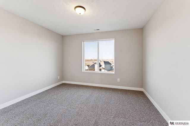 11302 Portage Circle, Papillion, NE 68046