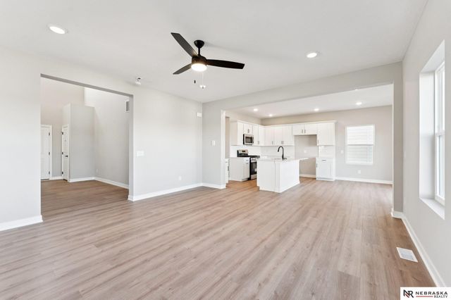 11302 Portage Circle, Papillion, NE 68046